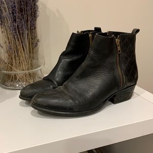 Steve Madden black bottles SIZE 10